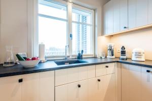 cocina con fregadero y ventana en Hafen27List, Haus 8, en List