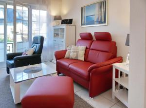 ヴェニングシュテットにあるMittelweg App 2のリビングルーム(赤いソファ、椅子2脚付)
