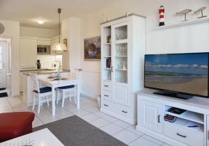 ヴェニングシュテットにあるMittelweg App 2のリビングルーム(テレビ付)、キッチン(テーブル付)