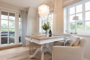 a dining room with a table and two chairs at Wattjuwel ehem Wattperle in Munkmarsch