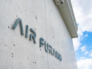 um sinal na lateral de um edifício em AIR FURANO em Furano