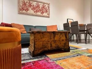 uma sala de estar com um sofá e uma mesa em Lecce Parkside Apartment em Lecce