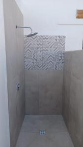 una doccia con una porta in vetro in un bagno di Casa Vacanza Villa Stefy - Salento a Torre Chianca