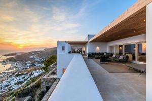 a house with a view of the ocean at Silver Breeze Villa in Mýkonos City
