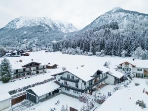 een luchtzicht op een huis in de sneeuw bij Loretto in Oberstdorf