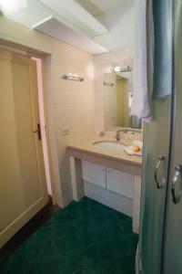 een badkamer met een wastafel en een spiegel bij S3 Tower - Dolcevita Holiday in Florence