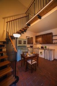 een keuken met een houten tafel en een trap bij S3 Tower - Dolcevita Holiday in Florence