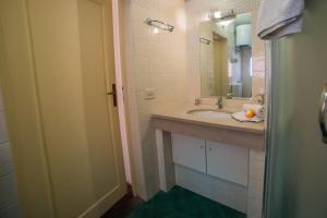 een badkamer met een wastafel en een spiegel bij S3 Tower - Dolcevita Holiday in Florence