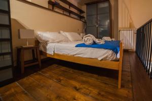 een slaapkamer met een bed met een blauwe deken bij S3 Tower - Dolcevita Holiday in Florence