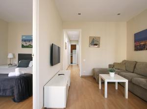 TV a/nebo společenská místnost v ubytování MUNNE - Spacious apartment FC Barcelona