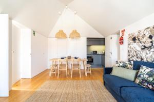 Akicity Anjos Light في لشبونة: غرفة معيشة مع أريكة زرقاء وطاولة