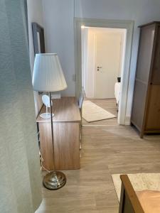 een woonkamer met een lamp en een hal bij Le MONOT Residence in Bazel