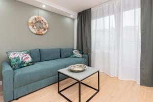 Posedenie v ubytovaní Cozy Apartment with Balcony in Central Gdańsk Długie Ogrody by Noclegi Renters