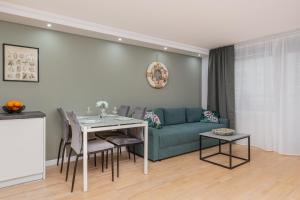 Posedenie v ubytovaní Cozy Apartment with Balcony in Central Gdańsk Długie Ogrody by Noclegi Renters