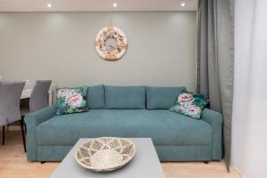 Posedenie v ubytovaní Cozy Apartment with Balcony in Central Gdańsk Długie Ogrody by Noclegi Renters