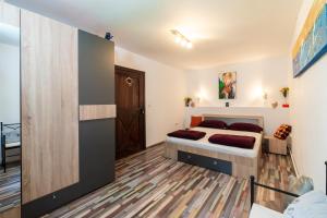 um quarto com uma cama num quarto em Sunset Cottage em Brasov