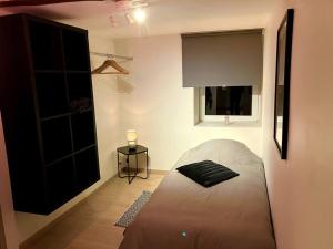 een slaapkamer met een bed en een raam bij Chez Koulla et Romu in Durbuy