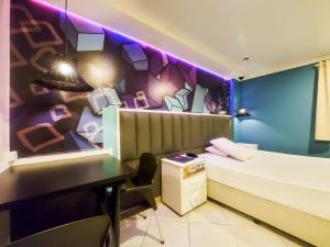 圣保罗Adrenalina Motel Itaquera - Arena Corinthians的一间设有床铺和书桌的房间 更多36张照片