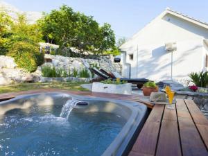 Bazén v ubytování Holiday Home Nona nebo v jeho okolí