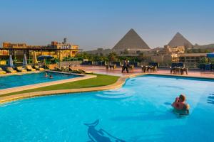 Peldbaseins naktsmītnē Regency Pyramids Hotel vai tās tuvumā