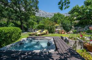Bazén v ubytování Holiday Home Nona nebo v jeho okolí
