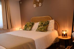 una camera con letto con due cuscini e orologio di Camping Casa Di Caccia a Marina di Bibbona