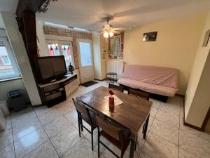 a living room with a table and a bed at Appartement à Mitzach in Mitzach