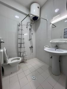 Kylpyhuone majoituspaikassa GUEST INN HOTEL