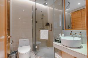 y baño con lavabo, aseo y ducha. en Wenzhou Hangbin International Hotel, en Wenzhou