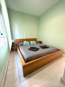 ein Schlafzimmer mit einem großen Bett in einem Zimmer in der Unterkunft Barrio San Miguel Más que apartamentos in Murcia