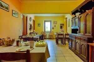 uma cozinha e sala de jantar com mesas e cadeiras em Agriturismo La Mora - Gemelli em Assis
