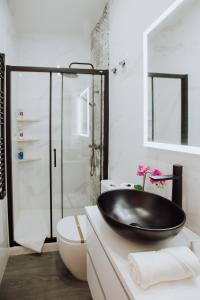 uma casa de banho com um lavatório preto num balcão em La Guarda del Ángel em Madri