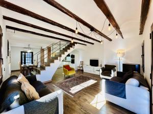 ein Wohnzimmer mit einem Sofa und einer Treppe in der Unterkunft Agudes CostaBravaSi in Santa Cristina d'Aro