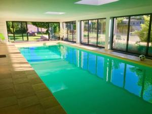 een zwembad met blauw water in een huis bij Luxury villa near Prague with pool and tennis court in Čestlice