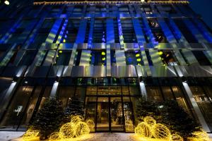 un edificio con luces de Navidad delante de él en Hilton Garden Inn Vilnius City Centre en Vilna