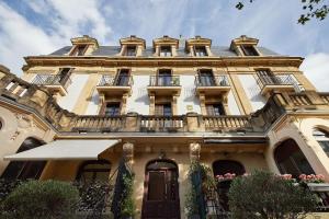 een gebouw met balkons aan de zijkant bij Eiffel - The Rentals Collection in San Sebastian