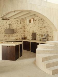 a kitchen with an archway and a staircase in a room at El Priorato de Trespaderne in Trespaderne