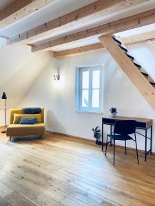 a living room with a yellow couch and a desk at Destino in Sulzbach-Rosenberg