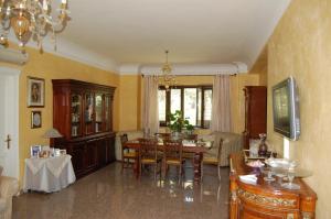 Televisyen dan/atau pusat hiburan di B&B Villa Francesca