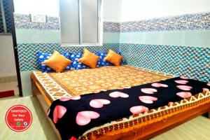 a bedroom with a bed in a room at Goroomgo Pranab Sadan Puri in Puri