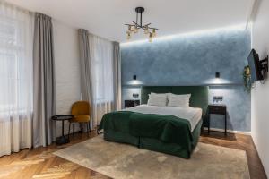 um quarto com uma cama verde e uma parede azul em Konventa Sēta Hotel Keystone Collection em Riga