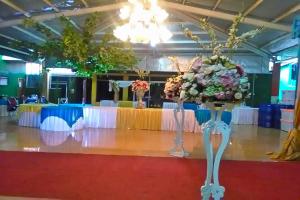 einen Bankettsaal mit zwei Tischen mit Blumen darauf in der Unterkunft Hotel Antik in Soreang