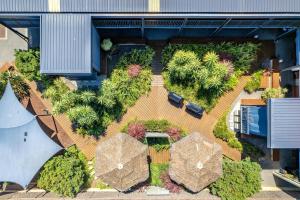 una vista aérea de un jardín en un edificio en Bay Village Resort Dunsborough, en Dunsborough