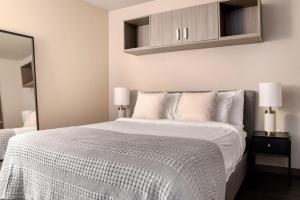 een slaapkamer met een groot bed met witte lakens bij Capitol Hill jr 1br w gym wd nr colleges SEA-621 in Seattle