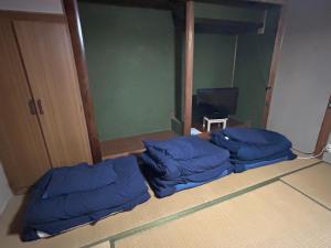 Un pat sau paturi într-o cameră la 北房まちの駅 AZAE ドリトミー azae