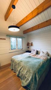 1 dormitorio con 1 cama grande en el ático en Chalet Tännli - CharmingStay, en Flumserberg