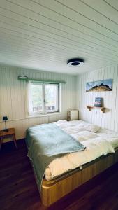 ein Schlafzimmer mit einem großen Bett in einem Zimmer in der Unterkunft Chalet Tännli - CharmingStay in Flumserberg
