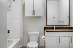 ein weißes Badezimmer mit Toilette und Waschbecken in der Unterkunft Bellevue jr 1br w lounge gym nr coffee shops SEA-612 in Bellevue + 18 Fotos
