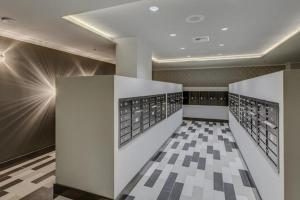 eine Reihe von Schließfächern in einem Raum mit kariertem Boden in der Unterkunft Bellevue jr 1br w lounge gym nr coffee shops SEA-612 in Bellevue