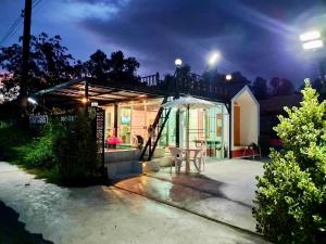 una pequeña casa con patio por la noche en ปูณิสาวิลล่าPoonisavilla en Ban Khlong Kao (6)